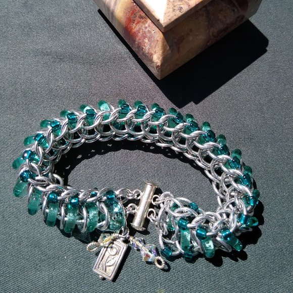 NWOT Bracelet of Seafoam Czech Glass Rings, & Aluminum Rings Handmade 6" - Picture 2 of 13